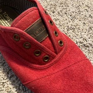 Red TOMS wrap slip-ons women 7.5